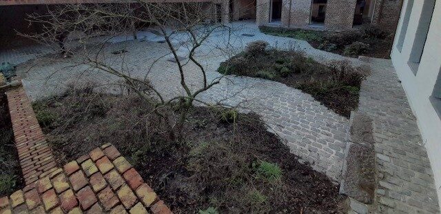 Binnenkoer in kasseien